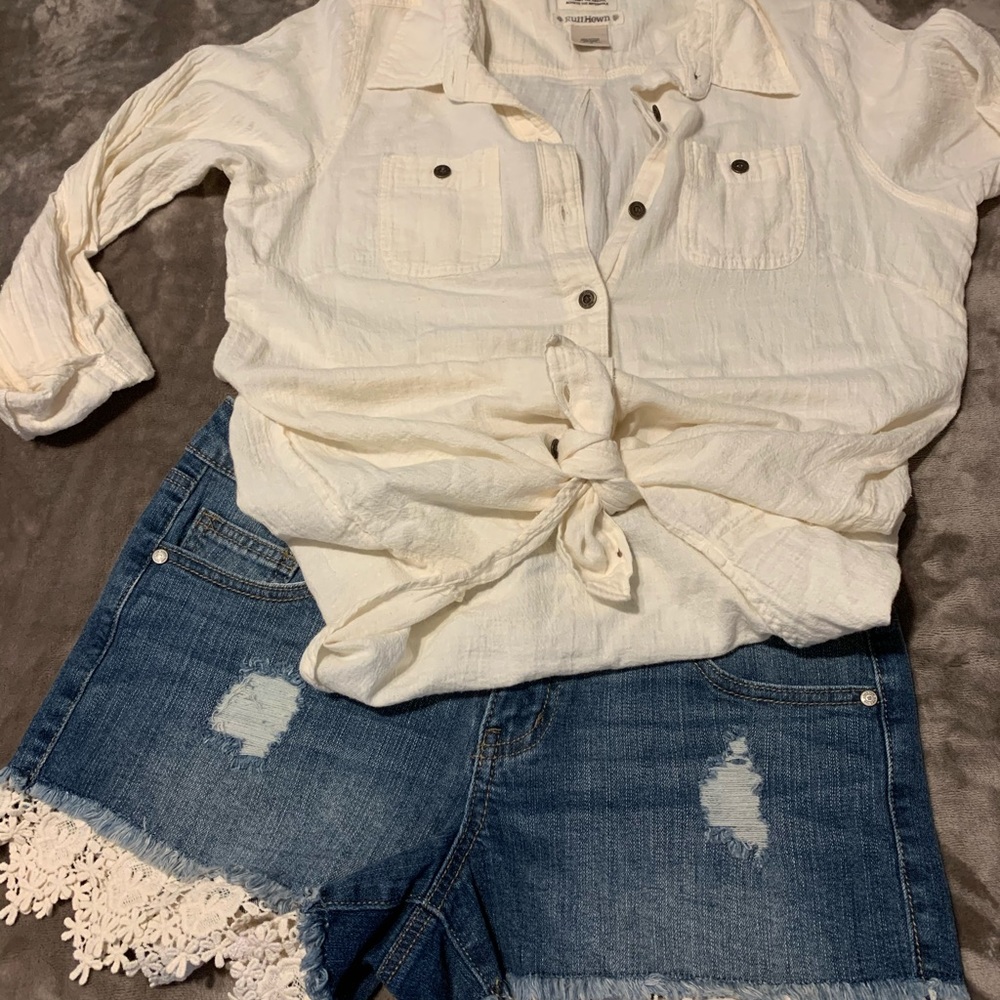 Jeans shorts outfit.